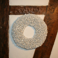 Dekokranz - Türkranz aus Bakuli-Früchten mit Ring zum aufhängen oder als Tischdekoration - dekorativer Kranz aus Naturmaterialien - handgefertigt (40cm, Weiß)