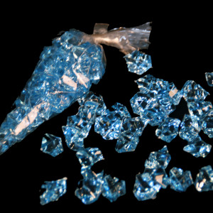 Dekosteine-Acrylsteine hellblau glänzend ca. 25mm x 20mm pro Stein 32 Steine pro Beutel. Als Streudeko oder Bastelgranulat