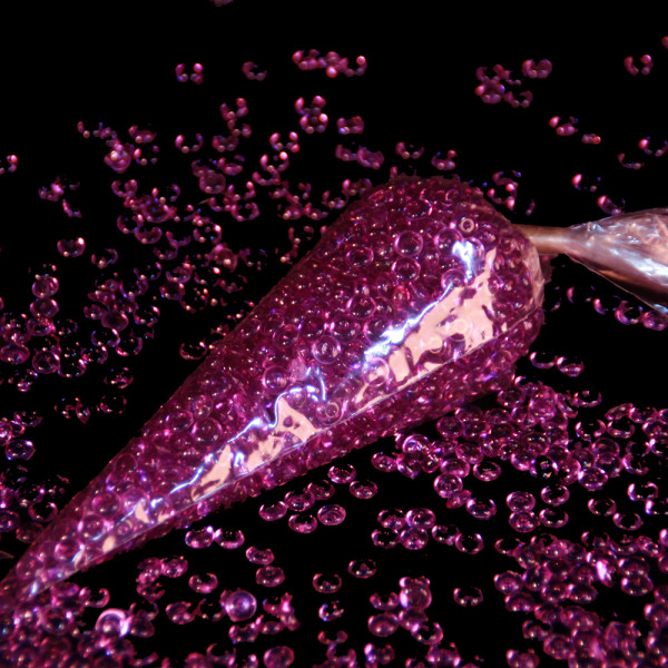 Dekosteine-Tautropfen lila glänzend ca.Ø 4mm x 5mm pro Tropfen ca.1000 Tropfen. Als Streudeko oder Bastelgranulat
