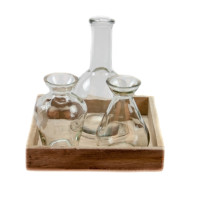 Glasvasen-Set auf einem Holzbrett. Dekorations-Set als Tischdekoration mit 3 Glasflaschen
